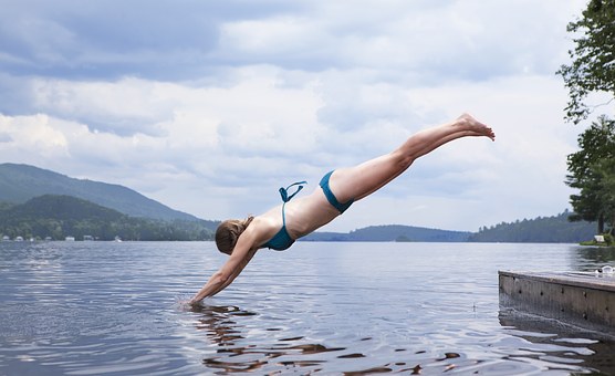 Co grozi za pływanie nago w jeziorze?