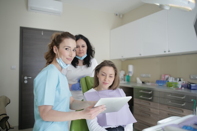 Czy usuwanie ósemek jest zawsze konieczne? Jak znaleźć dobrego stomatologa w Krakowie?