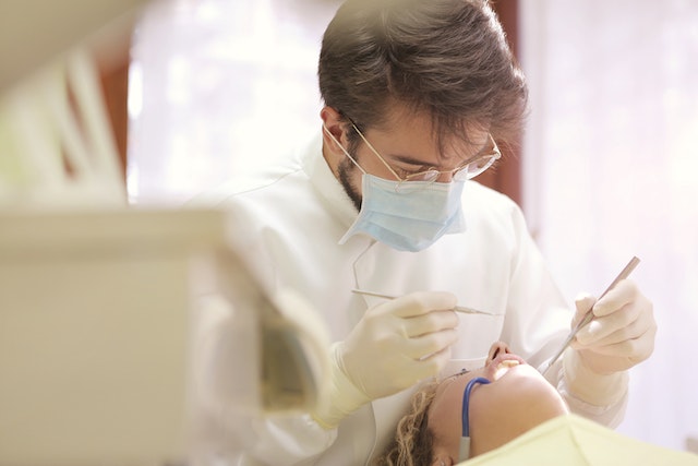 Jakie są różne rodzaje implantów dentystycznych i jakie są ich zalety i wady?