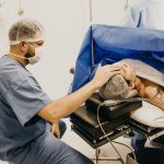 małe nacięcie Jak przebiega zabieg laparoskopii