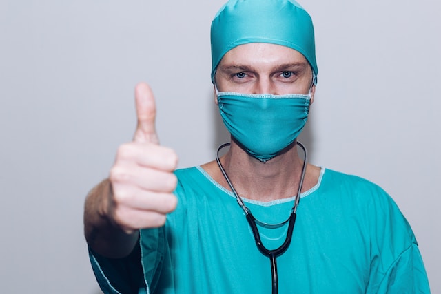 Jakie są zalecenia dotyczące przygotowania pacjenta do operacji chirurgicznej?