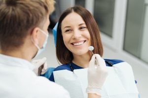 Dentysta i uśmiechnięta pacjentka