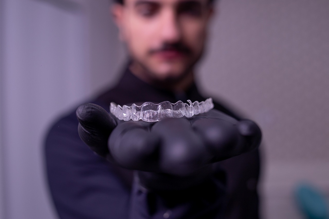 Przezroczysty aparat Invisalign na zębach – nowoczesna metoda korekcji zgryzu