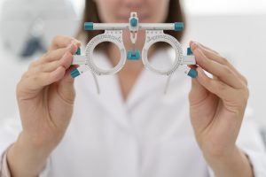 Sprzęt optyczny używany przez okulistę w Bielsku Białej do diagnozy chorób oczu.