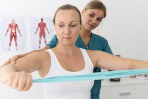 Kobieta wykonująca ćwiczenia rozciągające w ramach terapii ręki