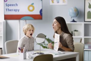Gabinet logopedyczny Kraków – praca indywidualna z dzieckiem w trakcie terapii mowy.