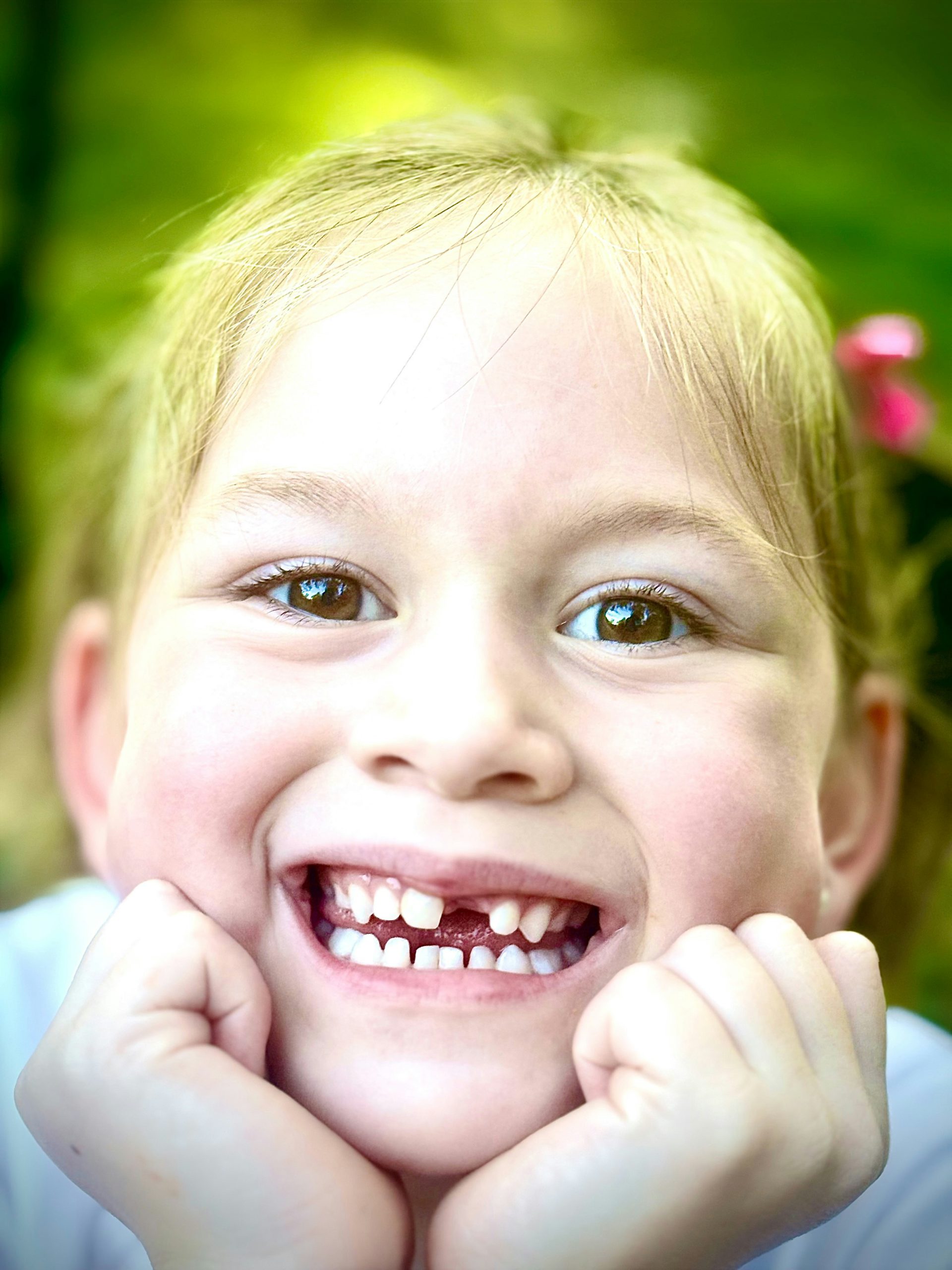 zdjęcia uśmiechającej się dziewczynki