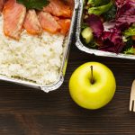 Dieta pudełkowa bez glutenu i laktozy – zestaw obiadowy z ryżem, łososiem i sałatką