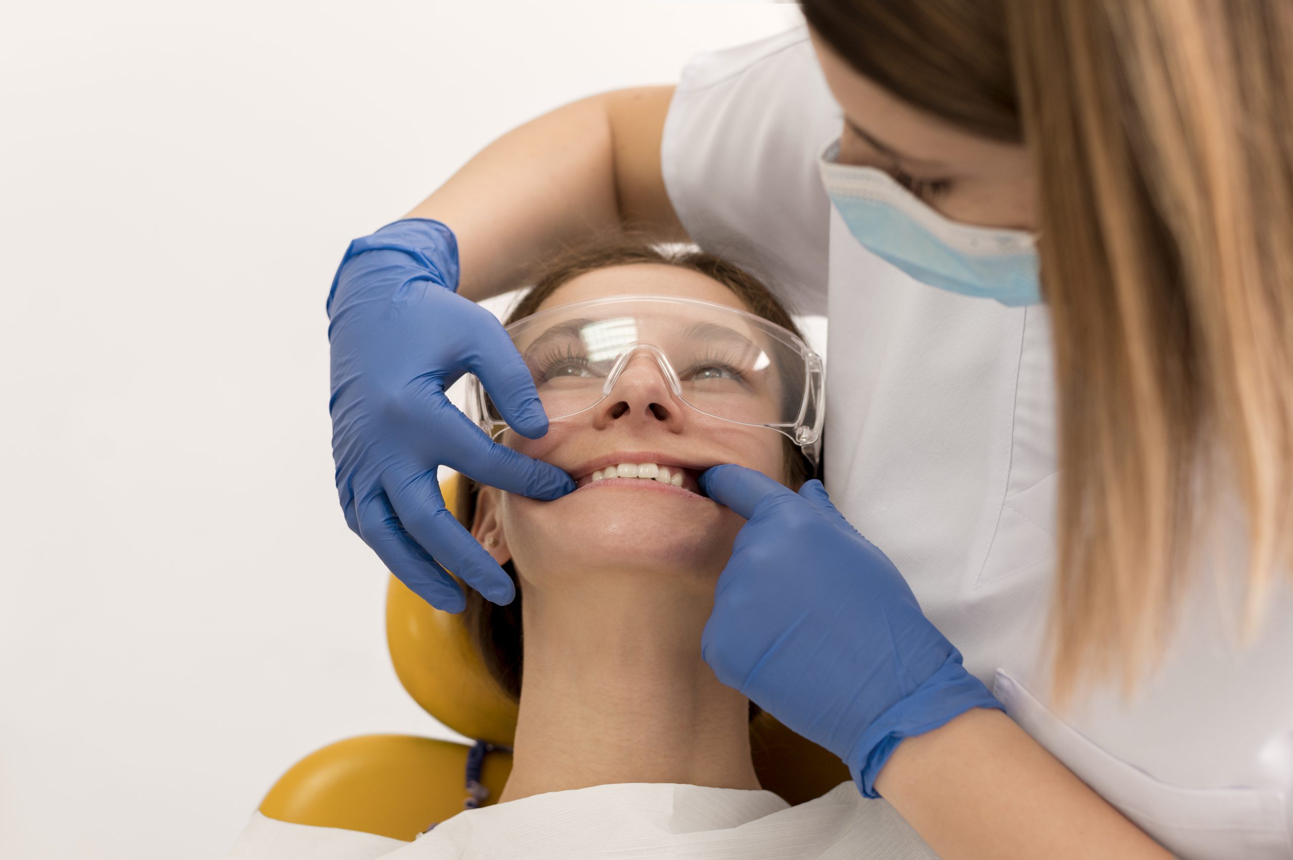 Porównanie zęba trzonowego przed leczeniem oraz po założeniu estetycznego wypełnienia kompozytowego w gabinecie w Nowej Hucie.