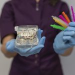 zbliżenie na akceoria ortodoncyjne - ortodonta Nowa Huta