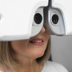 kobieta podczas badania wzroku - laserowa korekcja wzroku