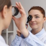 kobieta badająca wzrok - laserowa korekta wzroku