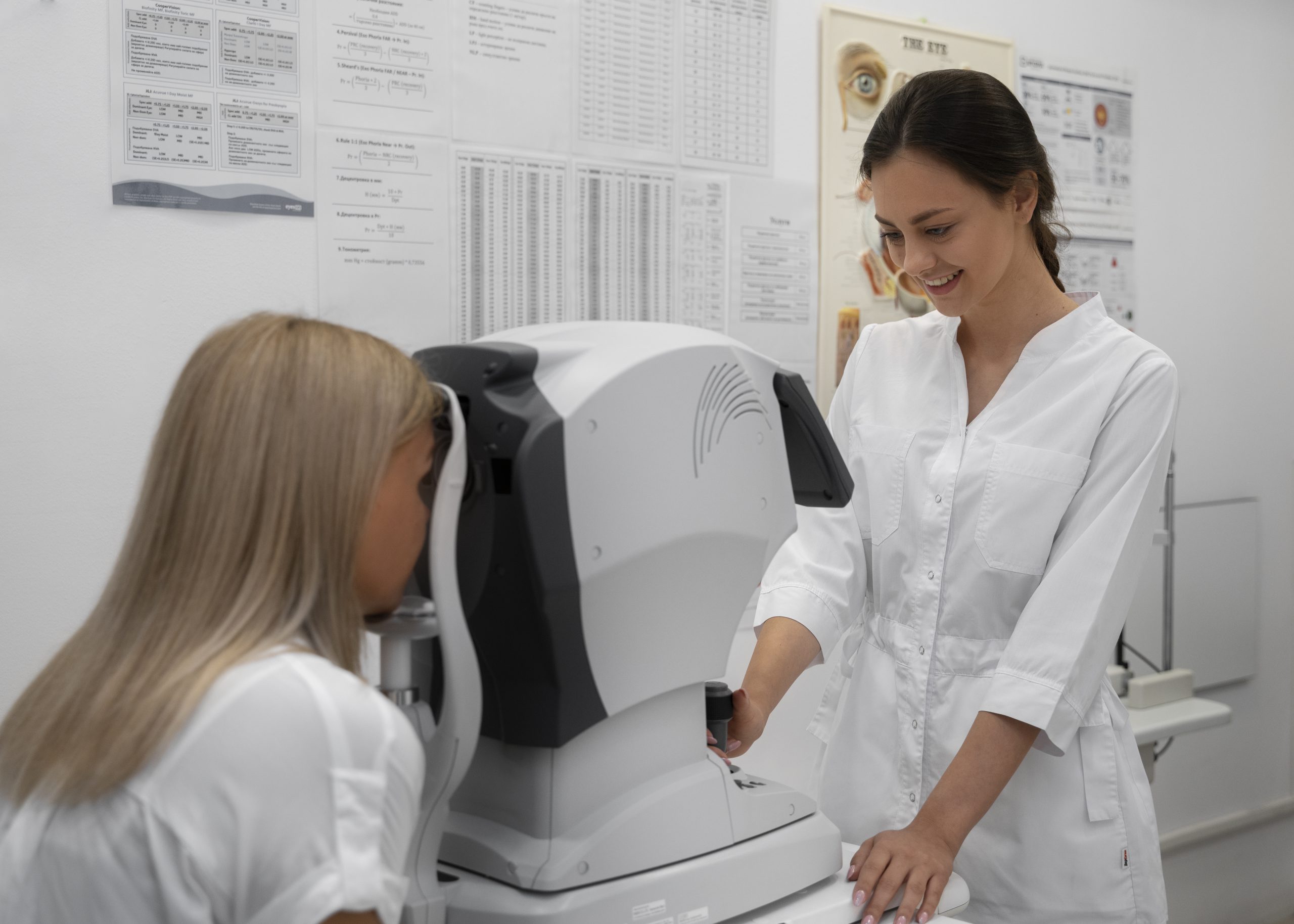 pacjentka podczas badania okulistycznego - laserowa korekcja krótkowzroczności