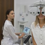 pacjentka podczas badania okulistycznego - laserowa korekcja krótkowzroczności