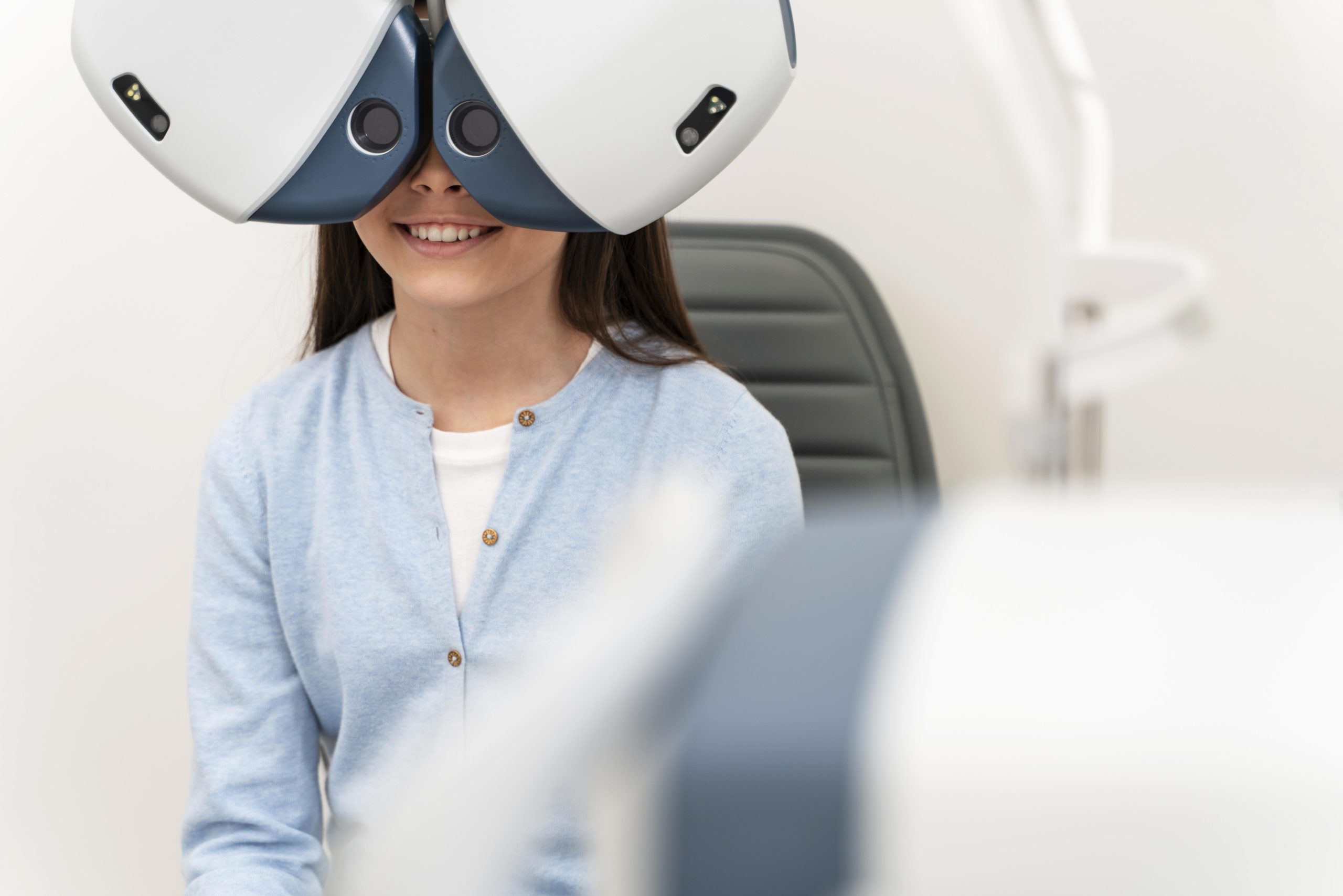 dziewczyna podczas zabiegu badania wzroku - operacja wady wzroku
