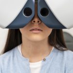 dziewczyna podczas badania wzroku - operacja wady wzroku